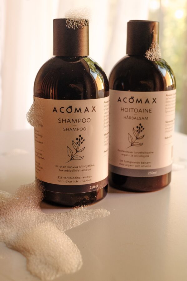 Acomax Shampoo ja hoitoaine pöydällä